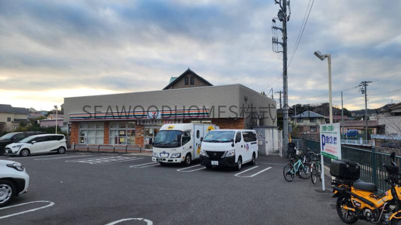 コンビニ　セブンイレブン横浜釜利谷東7丁目店（コンビニ）まで185m