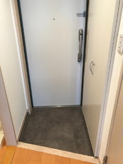 玄関　左右反転別部屋参考写真