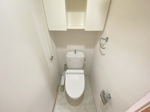 トイレ　落ち着いた色調のトイレです