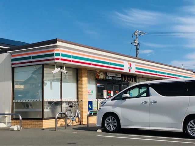コンビニ　セブンイレブン（コンビニ）まで240m