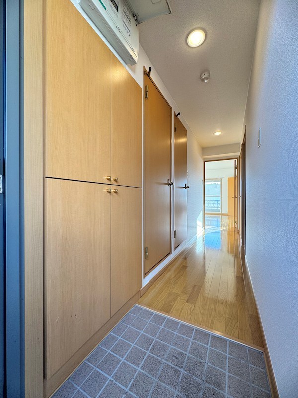 玄関　実際のお部屋は反転タイプとなります