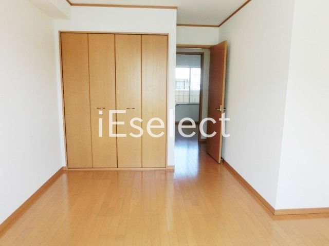 その他部屋・スペース　6.9帖の洋室です。こちらも綺麗ですね。