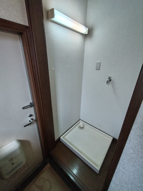 その他設備　玄関横の洗濯機置き場