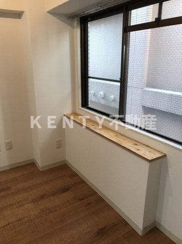 その他部屋・スペース　落ち着いた色調の寝室です