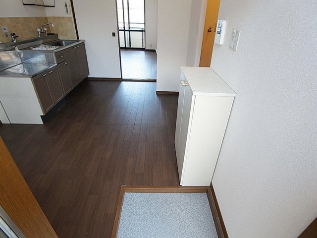 玄関　玄関にはシューズＢＯＸ完備
