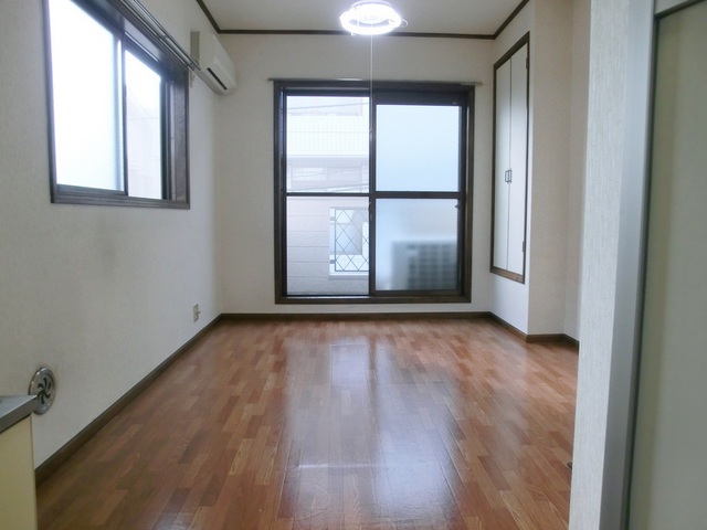 居室・リビング　人気の最上階角部屋2面採光の明るい洋室です♪