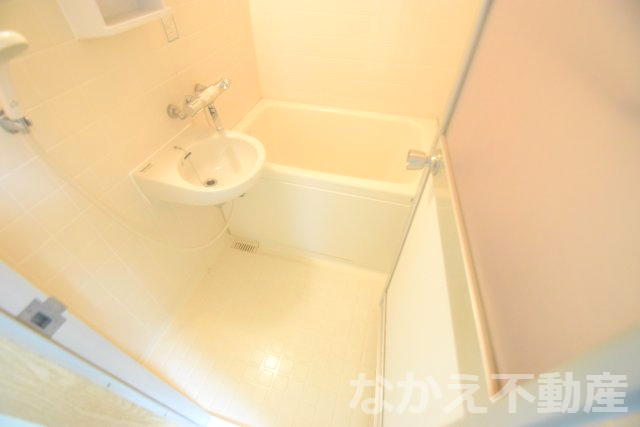 バス・シャワールーム　コンパクトで使いやすいお風呂です