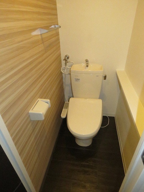 トイレ　トイレには人気のウォシュレットが設置されています。