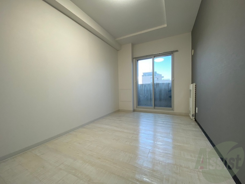 その他部屋・スペース　寝室はこちらです。光が差し込む、温かみのあるお部屋です。