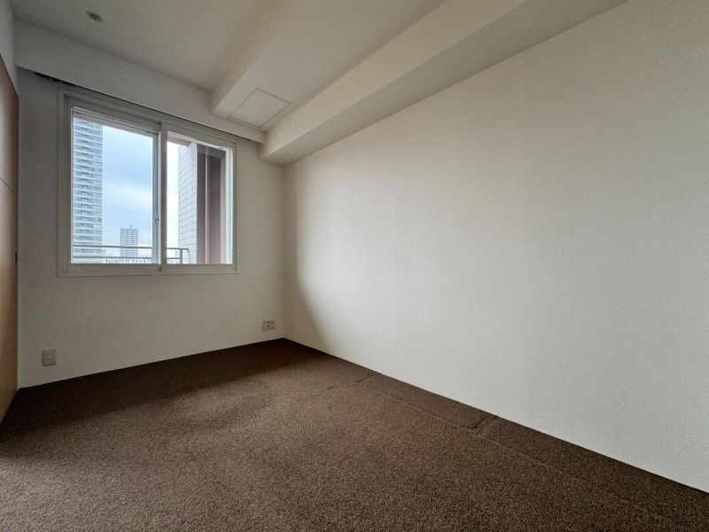 その他部屋・スペース　寝室はこちらです。光が差し込む、温かみのあるお部屋です。