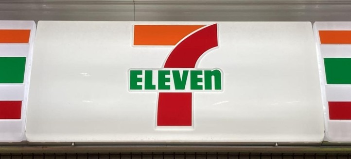 コンビニ　セブンイレブン江東南砂1丁目店（コンビニ）まで132m