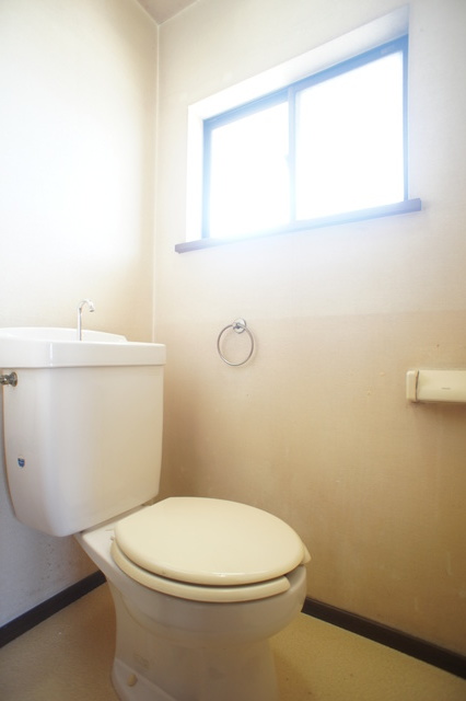 トイレ　トイレスペースにも窓があるので、換気バッチリです☆