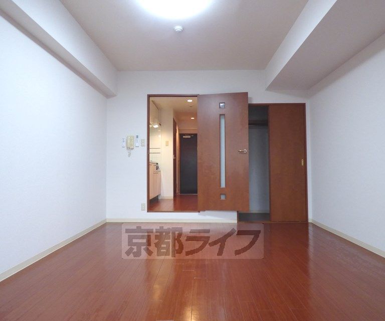 洗面設備　シャンプードレッサー付きの独立洗面台です。