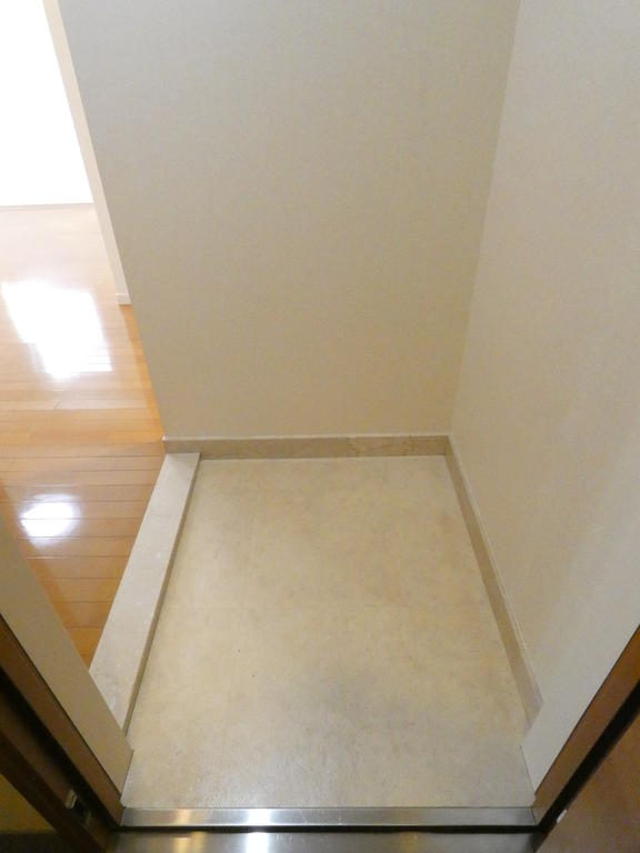 玄関　※別部屋の参考写真です。