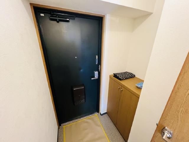 玄関　同物件別号室の写真です。
