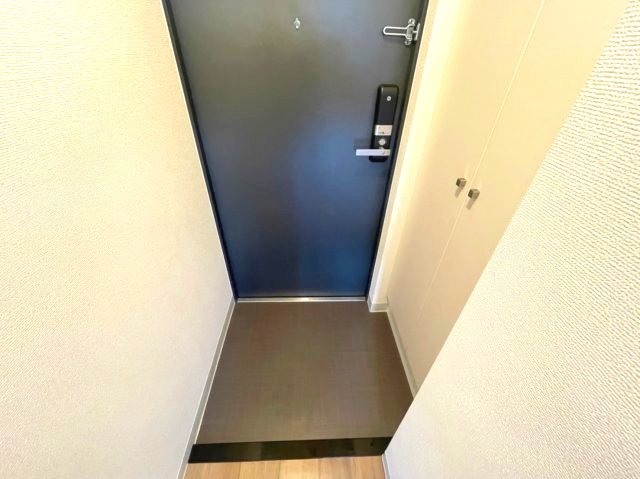 玄関　イメージとして同建物他部屋を表示しています