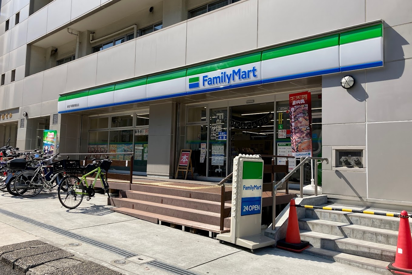 コンビニ　ファミリーマート新宿戸塚警察署前店（コンビニ）まで294m