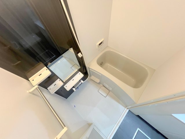 バス・シャワールーム　広めのお風呂は一日の疲れを癒してくれます。