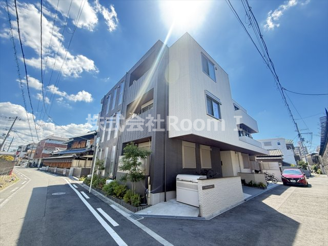 建物外観　高断熱性能の住宅に省エネ設備と創エネ発電を備えた集合住宅です