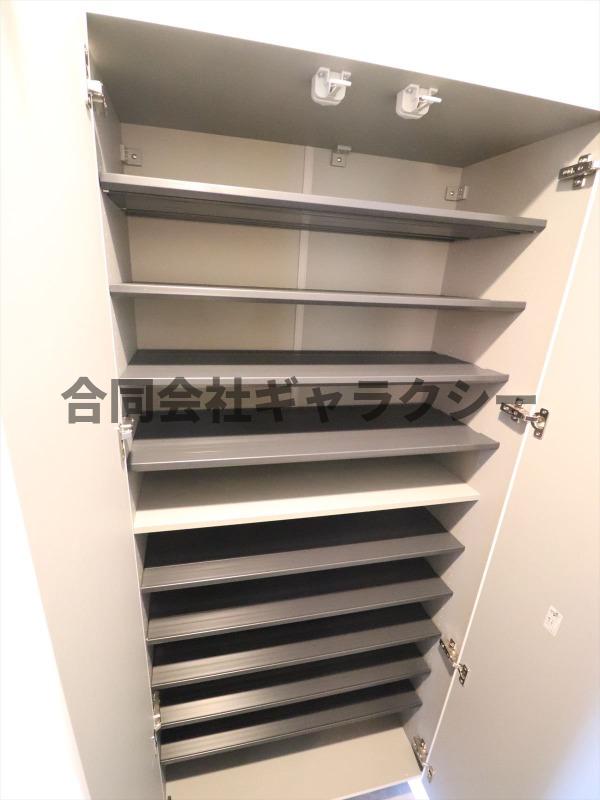 玄関　玄関に大きなシューズボックスがあります