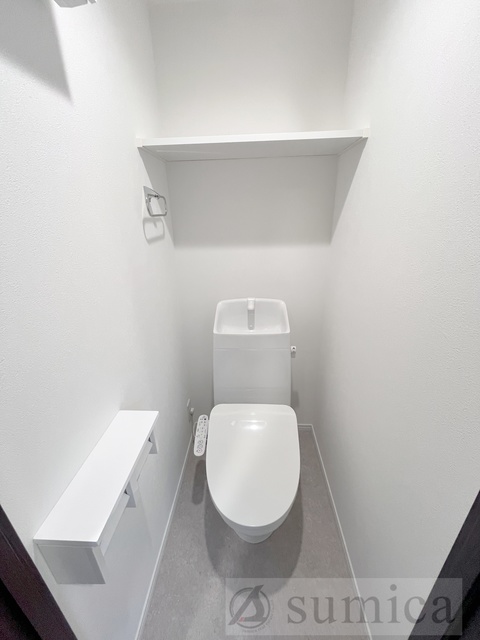 トイレ　人気アイテムの温水洗浄便座。清潔感のあるトイレです。