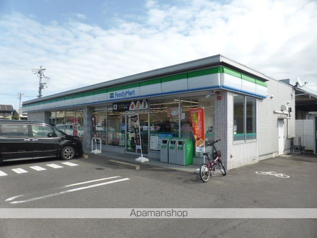 コンビニ　ファミリーマート（コンビニ）まで577m