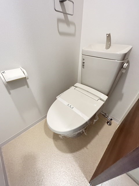 トイレ　落ち着いた色調のトイレです