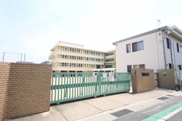 小学校　大和高田市立浮孔小学校（小学校）まで901m