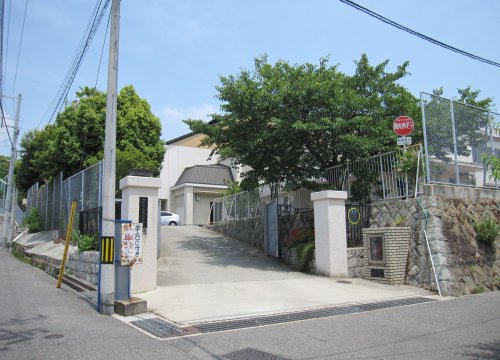 中学校　神戸市立飛松中学校（中学校）まで358m