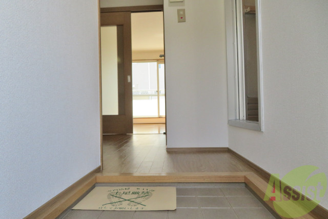 玄関　玄関から撮影しました。敷居が高くなくて安心ですね。