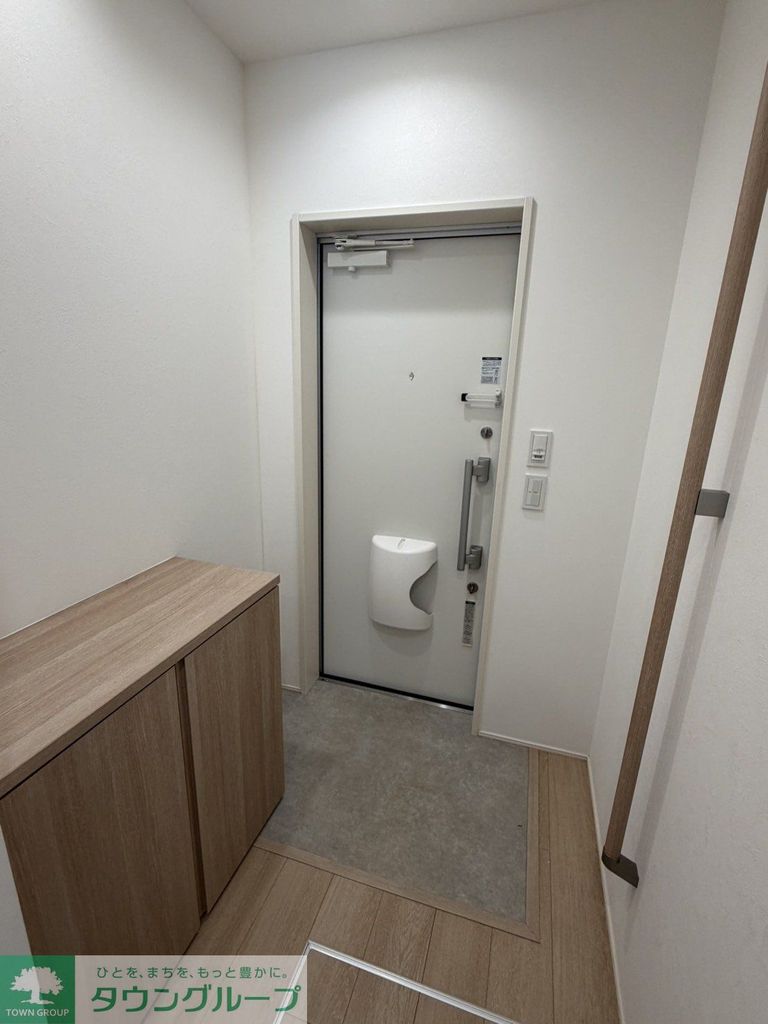 ＪＲ常磐線 新松戸駅 バス乗車時間：17分 最寄りバス停で下車 徒歩8分 2階建 築1年の玄関写真