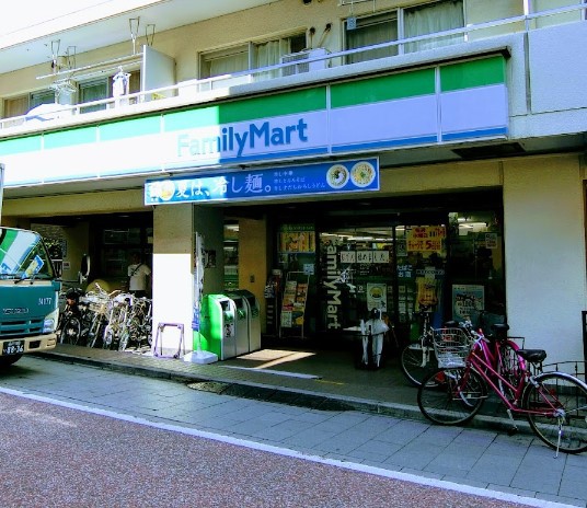 コンビニ　ファミリーマート北品川店（コンビニ）まで155m