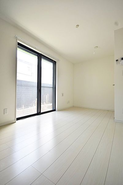 モダンエレーナ鶴見の居間写真