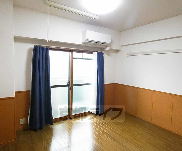 居室・リビング　６．８帖の居室です。２０６号室のみカーテン付属しています