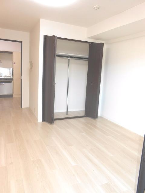 その他部屋・スペース　落ち着いた色合いの「フローリングの居住空間」