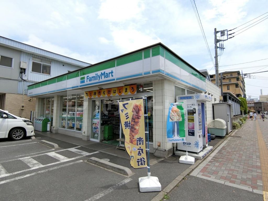 コンビニ　ファミリーマート南越谷駅北通り店（コンビニ）まで320m