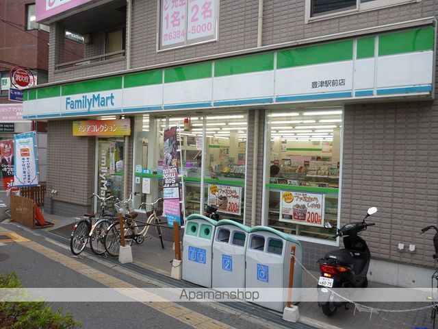 コンビニ　ファミリーマート（コンビニ）まで145m