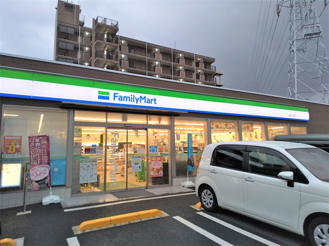 コンビニ　ファミリーマート白鳥四丁目店（コンビニ）まで40m