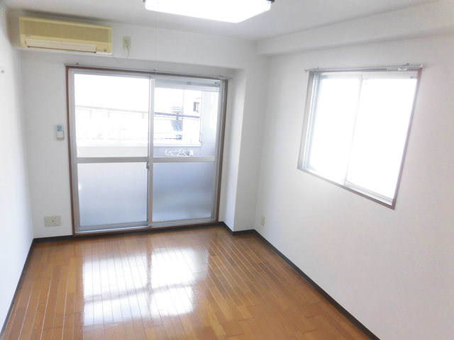居室・リビング　２面採光の明るいお部屋です