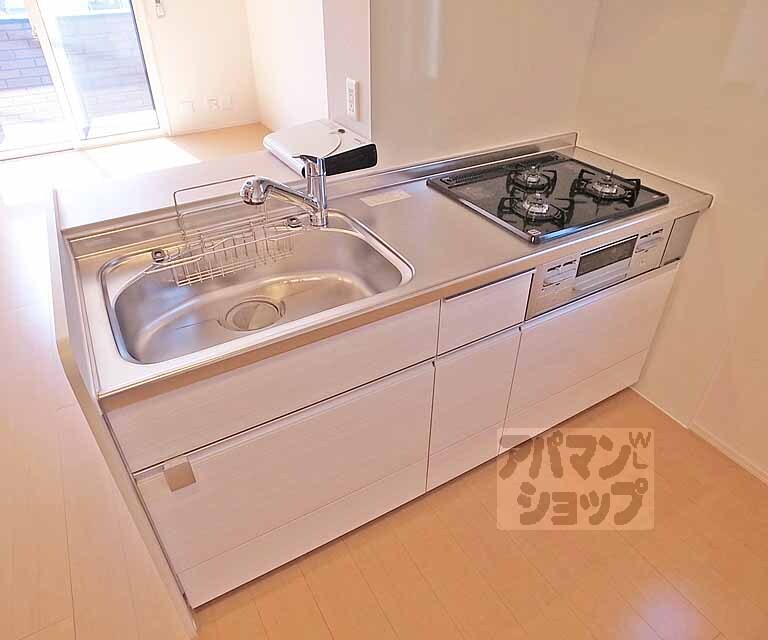 キッチン　３口ガスコンロのシステムキッチンです。