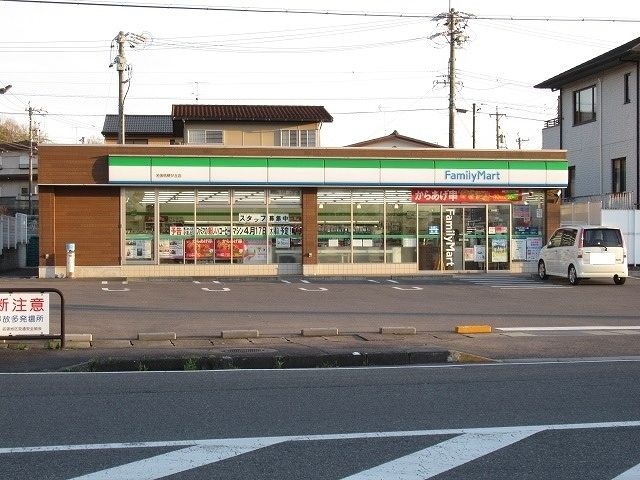 コンビニ　ファミリーマート様（コンビニ）まで600m