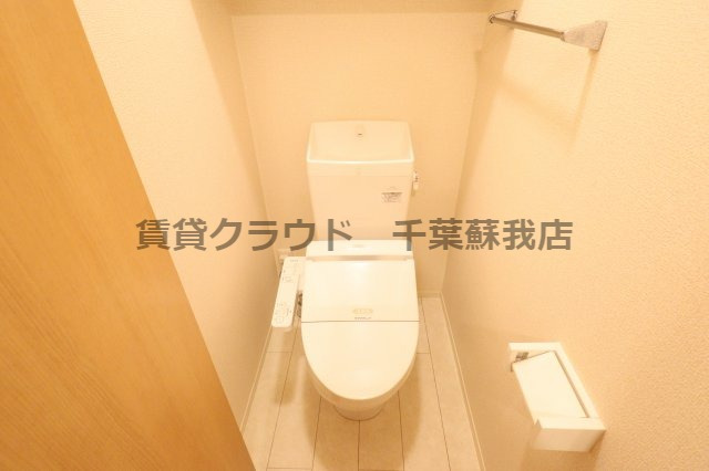 トイレ　アクセントパネルがシックで落ち着いた雰囲気の浴室です！