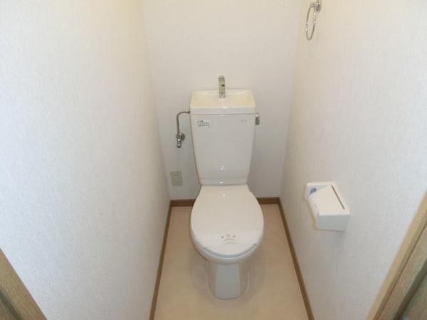 ＪＲ日豊本線 蓮ケ池駅 バス乗車時間：15分 最寄りバス停で下車 徒歩1分 3階建 築23年のトイレ写真
