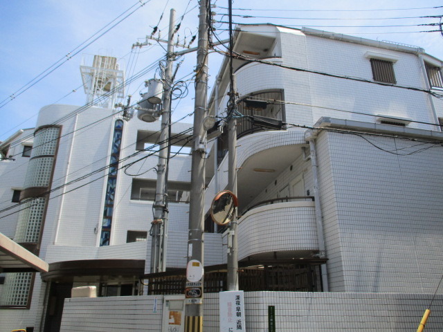 建物外観　ずっしりとした外観です