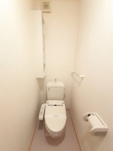 トイレ　落ち着いた色調のトイレです