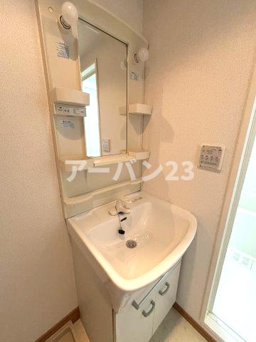 洗面設備　同物件反転部屋写真