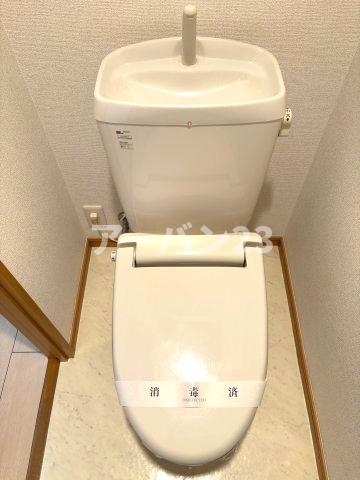 トイレ　同物件反転部屋写真
