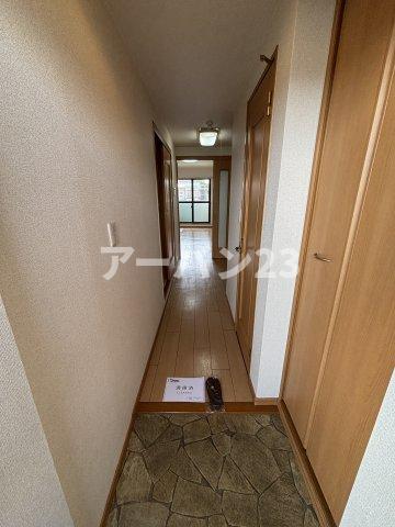玄関　同物件反転部屋写真