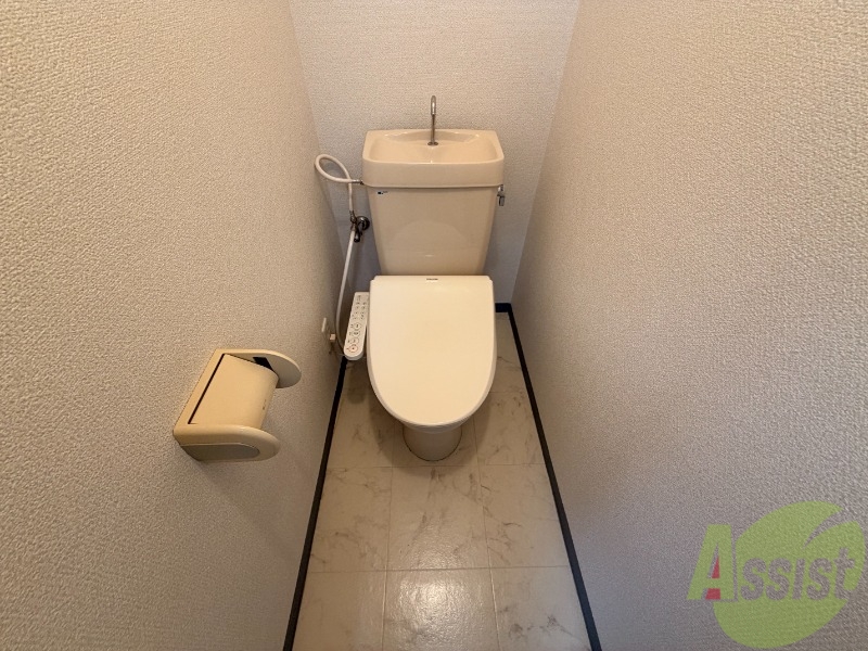 トイレ　トイレは温水洗浄便座です。シンプルな雰囲気になっています。