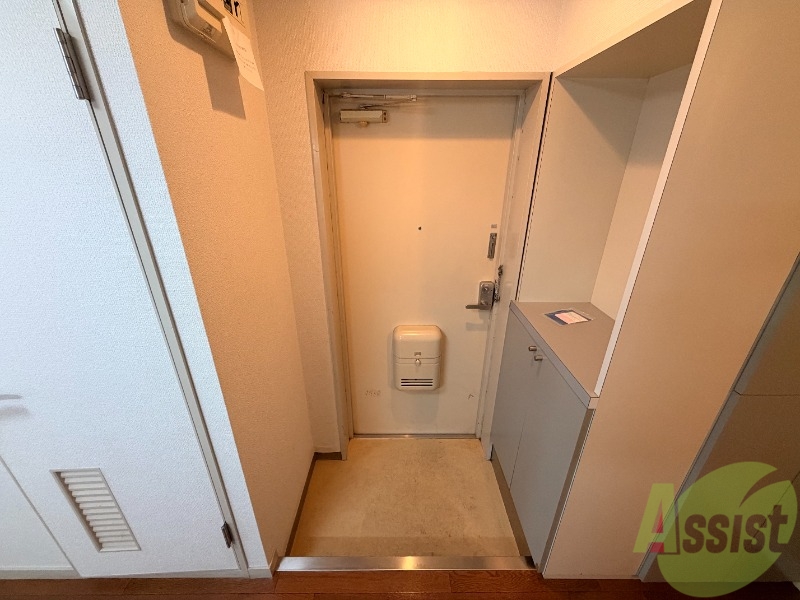 玄関　こちらは玄関のお写真です。広々としていて靴の着脱に便利です
